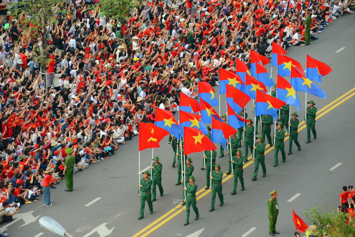 🇻🇳A view of the grand military parade that takes place this morning in downtown Hồ Chí Minh for the 50th anniversary of the Liberation of the South &amp; National Reunification (April 30).

📸VNA/VNS Photos
