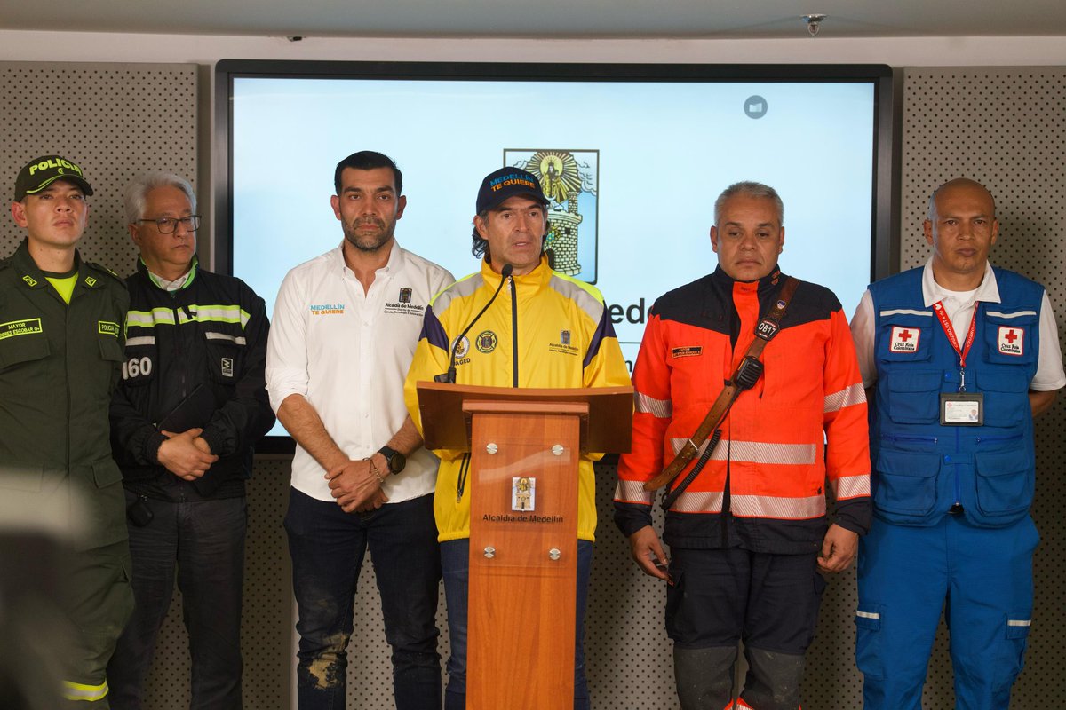 Carmen Herrera (@carmenherreraz) on Twitter photo El alcalde de Medellín, <a href="/FicoGutierrez/">Fico Gutiérrez</a> declaró calamidad pública ante emergencias por las fuertes lluvias. <a href="/AlcaldiadeMed/">Alcaldía de Medellín</a> ha hecho el censo de más de 350 viviendas. Es momento para estar unidos y ser solidarios con las familias damnificadas. El alcalde de Medellín, <a href="/FicoGutierrez/">Fico Gutiérrez</a> declaró calamidad pública ante emergencias por las fuertes lluvias. <a href="/AlcaldiadeMed/">Alcaldía de Medellín</a> ha hecho el censo de más de 350 viviendas. Es momento para estar unidos y ser solidarios con las familias damnificadas.