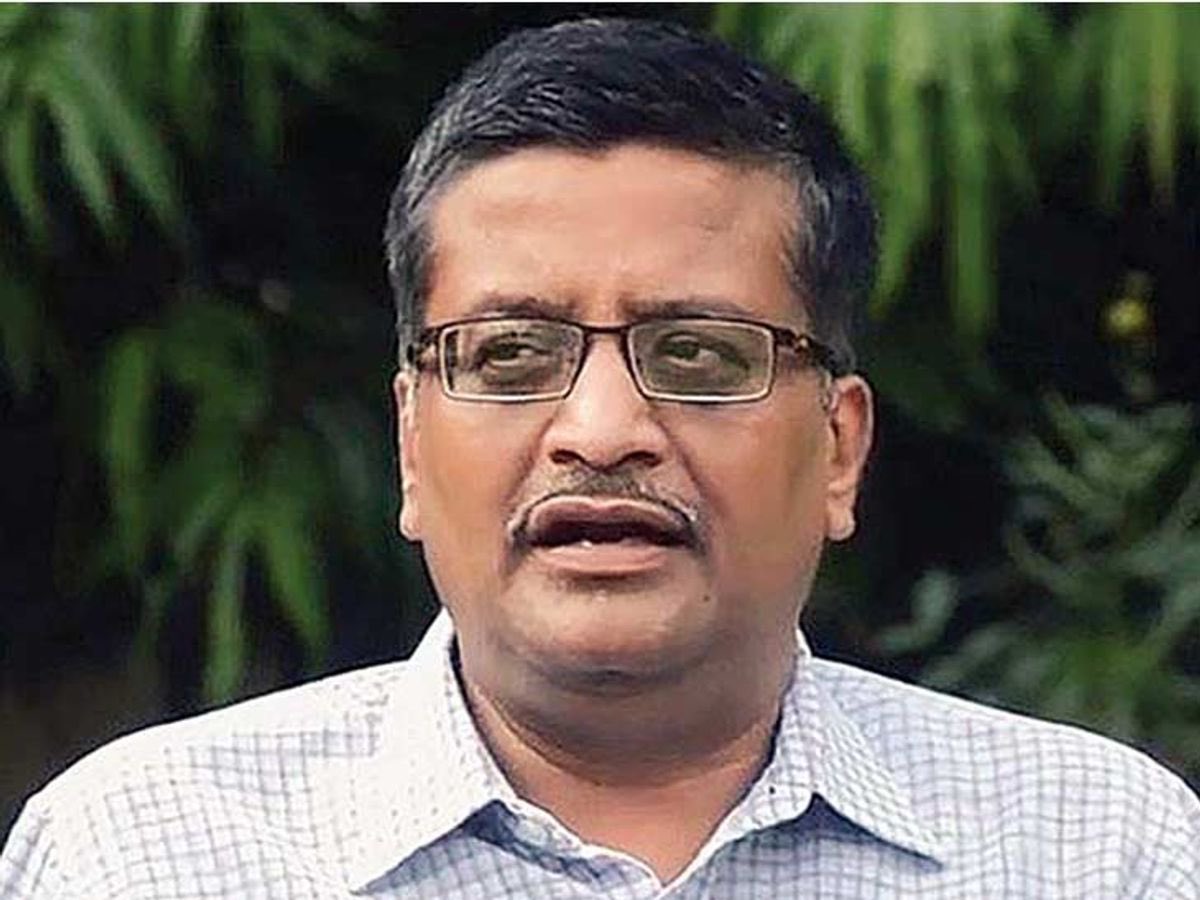 अशोक खेमका जी :

एक ऐसा नाम जिसने ईमानदारी की कीमत चुकाई, लेकिन उस पर कभी सौदा नहीं किया।

33 साल की सेवा, 57 तबादले — ये इनाम था उस सच्चाई का, जो उन्होंने कभी नहीं छोड़ी।

हरियाणा कैडर के इस अधिकारी ने बार-बार साबित किया कि सिस्टम से लड़ना मुश्किल जरूर है, पर नामुमकिन नहीं।

हर