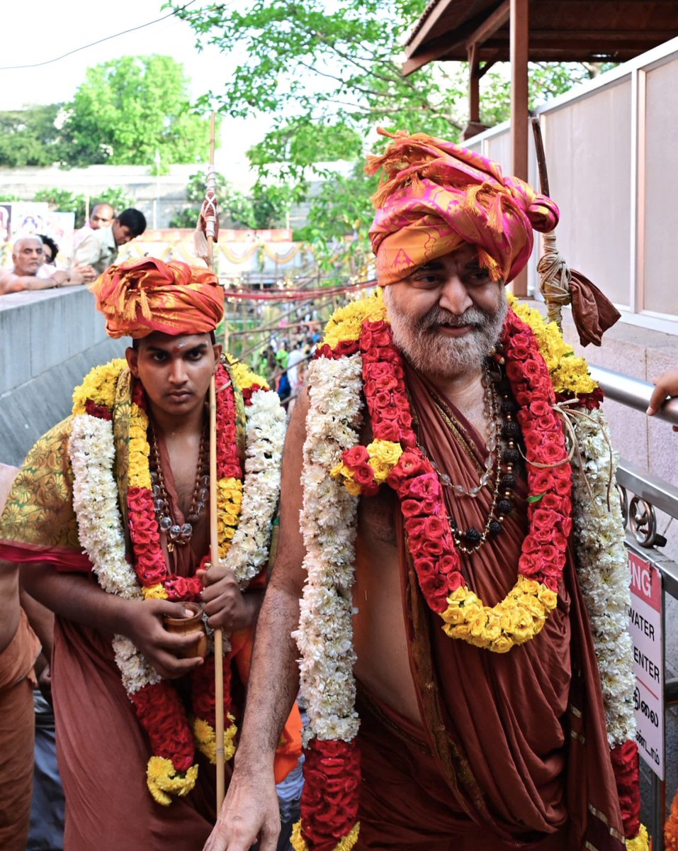 The Hindu - Chennai (@thchennai) on Twitter photo Vijayendra Saraswathi Shankaracharya Swamigal, the current seer of the Kanchi Kamakoti Peetam, along with the newly anointed 71st pontiff Satya Chandrasekharendra Saraswathi in #Kancheepuram on Wednesday.
📸: B. Velankanni Raj (<a href="/VelankanniRaj6/">Velankanni Raj</a>) / The Hindu Vijayendra Saraswathi Shankaracharya Swamigal, the current seer of the Kanchi Kamakoti Peetam, along with the newly anointed 71st pontiff Satya Chandrasekharendra Saraswathi in #Kancheepuram on Wednesday.
📸: B. Velankanni Raj (<a href="/VelankanniRaj6/">Velankanni Raj</a>) / The Hindu