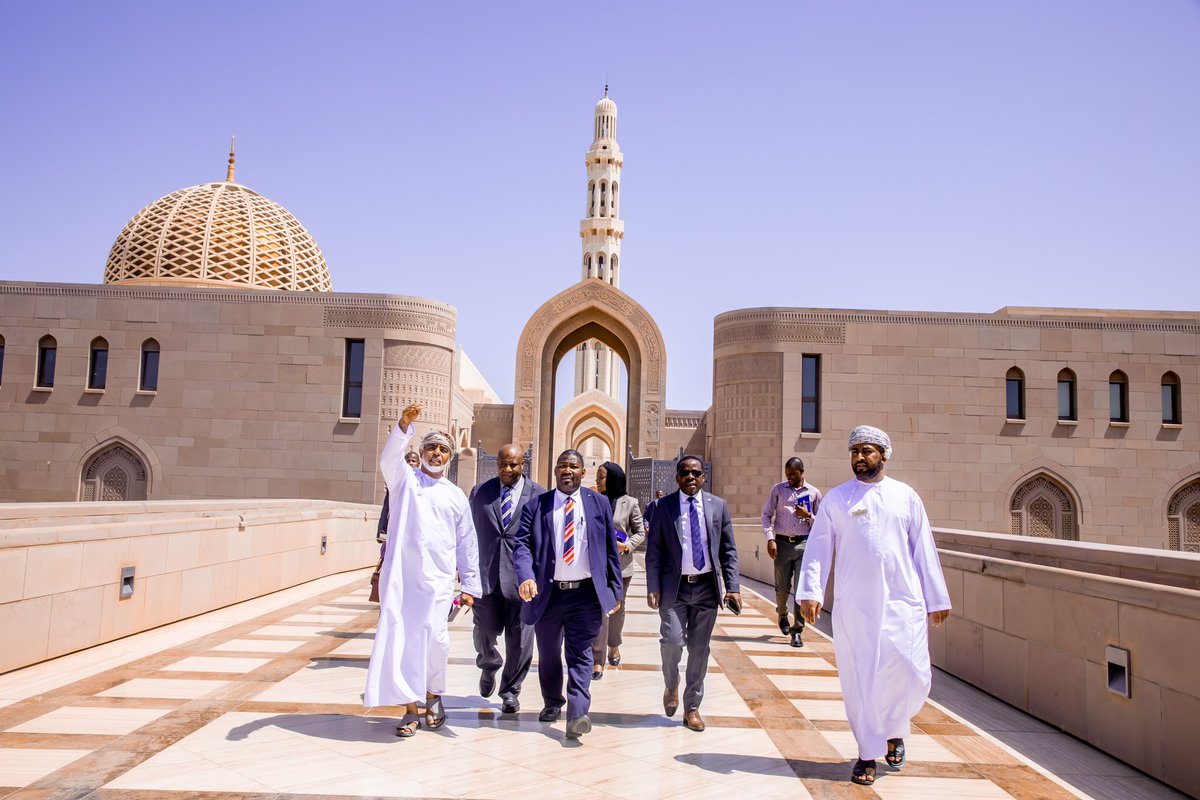 Katibu Mkuu wa Wizara ya Viwanda na Biashara Dkt.Hashil T. Abdallah akiongoza Ujumbe wa Tanzania akiwa ameambata na na Naibu Katibu Mkuu Wizara ya Kilimo kutembelea Msikiti Mkbwa wa Sultan Qaboos uliopo Muscat ikiwa ni sehemu ya utalii April 29,2025 Muscat-Oman.