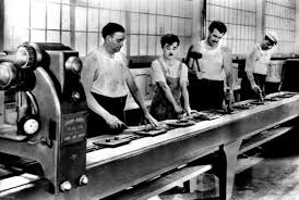 merlinpapin3's tweet photo. .@FredOL69007 ce soir sur @ARTEfr le film #LesTempsModernes de Charlie Chaplin (1936) avec Charlie Chaplin Paulette Godard Henry Bergman Al Ernest Garcia Chester Conklin Tiny Sandford Hank Mann Sammy Stein
Ouvrier dans une usine moderne, Charlot serre des écrous, répétant le même geste mécanique. Une maladresse lui en fait manquer un : toute la chaîne de fabrication est alors déréglée. Empêtré sur un tapis roulant, il est happé par les rouages d'une énorme machine à manger, censée réduire le temps consacré par les ouvriers à leur repas. Victime d'une crise de folie passagère, le malheureux se met à visser tout objet ressemblant de près ou de loin à un écrou, jusqu'aux boutons de la robe d'une dame qui passait par là. Interné dans un asile psychiatrique, il en sort pour tomber au milieu d'une manifestation de chômeurs. Pris pour un meneur, il est jeté en prison sans ménagement...