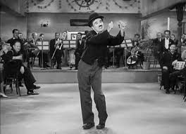 merlinpapin3's tweet photo. .@FredOL69007 ce soir sur @ARTEfr le film #LesTempsModernes de Charlie Chaplin (1936) avec Charlie Chaplin Paulette Godard Henry Bergman Al Ernest Garcia Chester Conklin Tiny Sandford Hank Mann Sammy Stein
Ouvrier dans une usine moderne, Charlot serre des écrous, répétant le même geste mécanique. Une maladresse lui en fait manquer un : toute la chaîne de fabrication est alors déréglée. Empêtré sur un tapis roulant, il est happé par les rouages d'une énorme machine à manger, censée réduire le temps consacré par les ouvriers à leur repas. Victime d'une crise de folie passagère, le malheureux se met à visser tout objet ressemblant de près ou de loin à un écrou, jusqu'aux boutons de la robe d'une dame qui passait par là. Interné dans un asile psychiatrique, il en sort pour tomber au milieu d'une manifestation de chômeurs. Pris pour un meneur, il est jeté en prison sans ménagement...