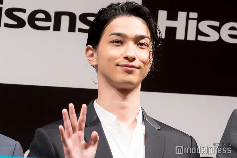 modelpress's tweet photo. 【写真追加📷️】
横浜流星、黒スーツ姿で新CM発表会登場

🔻フォトギャラリー
https://t.co/9IJuDkN7eN

GWは“大河ドラマの撮影” 体作りについても💭
「しっかり鍛えないと、着物が似合わなくなってしまう。役作りも含めてです」

#横浜流星 https://t.co/Q25moIROG4
