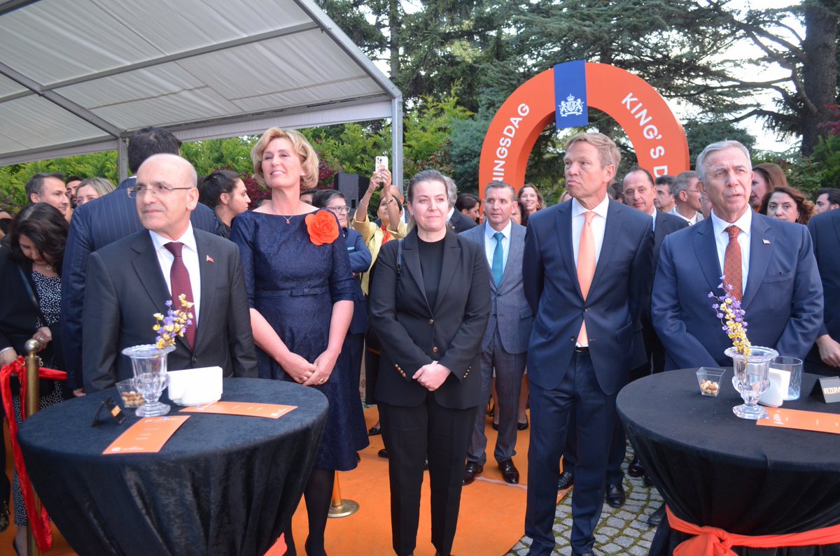 DplmtkGozlem's tweet photo. HOLLANDA’NIN ANKARA BÜYÜKELÇİLİĞİ TARAFINDAN “KRAL GÜNÜ” RESEPSİYONU DÜZENLENDİ
Hollanda’nın Ankara Büyükelçisi Joep Wijnands ve eşi Carmen van Toorenburg’un ev sahipliğinde, Hollanda Ulusal Günü nedeniyle “Kral Günü” resepsiyonu düzenlendi. https://t.co/o1ZVAMInel