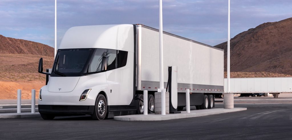 ⚫️"Tesla Potenzia la Produzione: Oltre 1.000 Nuovi Lavoratori per i Camion Semi"