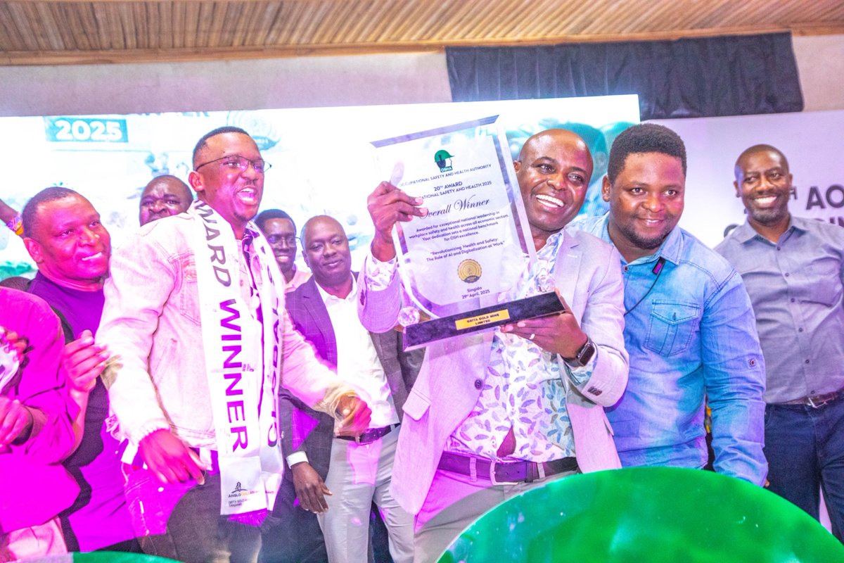 Naibu Katibu Mkuu@ WMKVAU  Zuhura Yunus akiwakabidhi wadau wa Sekta binafsi na umma Tuzo za kuzingatia masuala ya Afya na Usalama mahali pa Kazi  katika hafla ya kukabidhi tuzo za Usalama na Afya Mahali Pa Kazi kwa Mwaka 2025,  Aprili 29, 2025 Mkoani Singida.