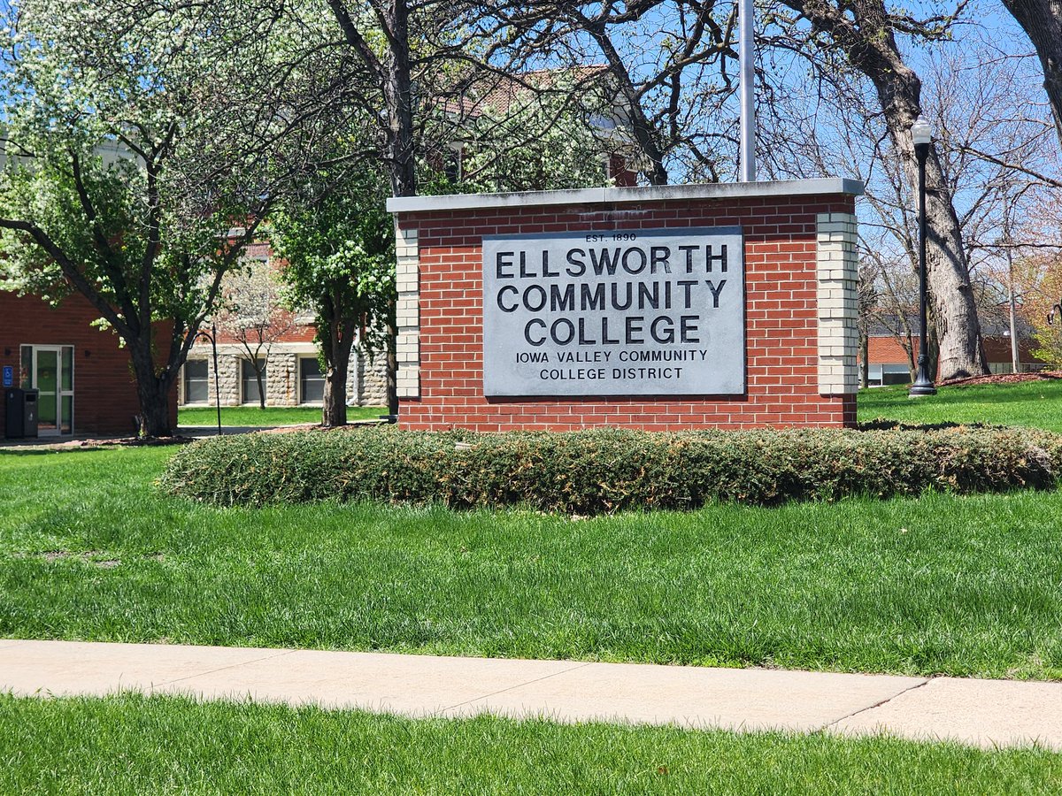 Will_james35's tweet image. Thank you so much to @Ellsworth_CC_FB and @CoachWhiteECC for having me on a visit this morning! I loved seeing the campus and meeting the staff!!