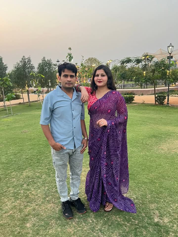 तुमको देखते ही चेहरा कुछ यूं
खिल जाता है जैसे तुम्हारे होने से
मुझे सब कुछ मिल जाता है