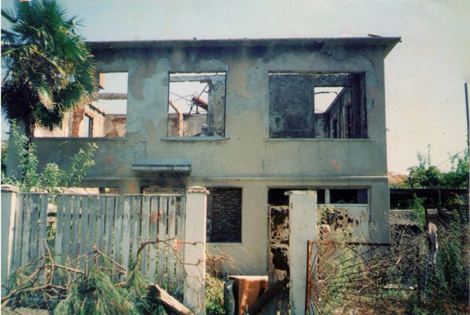 30 апреля 1945 сержант Кантария поднял над Рейхстагом красный флаг.
Кантария  умер нищим беженцем от войны, развязанной Россией с Грузией
На фото:  сожженный русскими дом Кантарии в Очамчири в 1993.