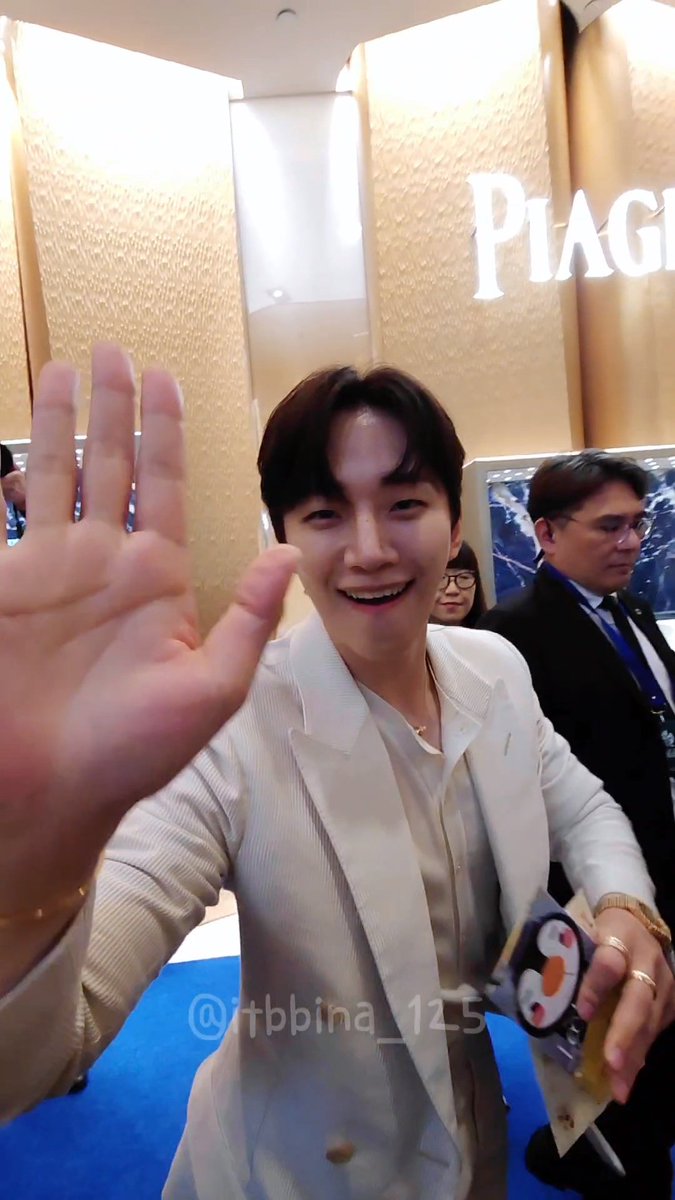 misuniiiiii's tweet photo. 잊시😄🖐💛 https://t.co/v9ZFFE81MJ