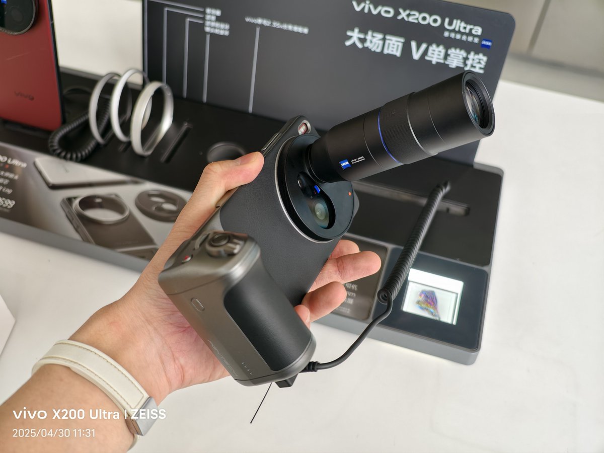 VIVO X200 Ultra カメラキット 望遠レンズ でかすぎるんよ 置くことが