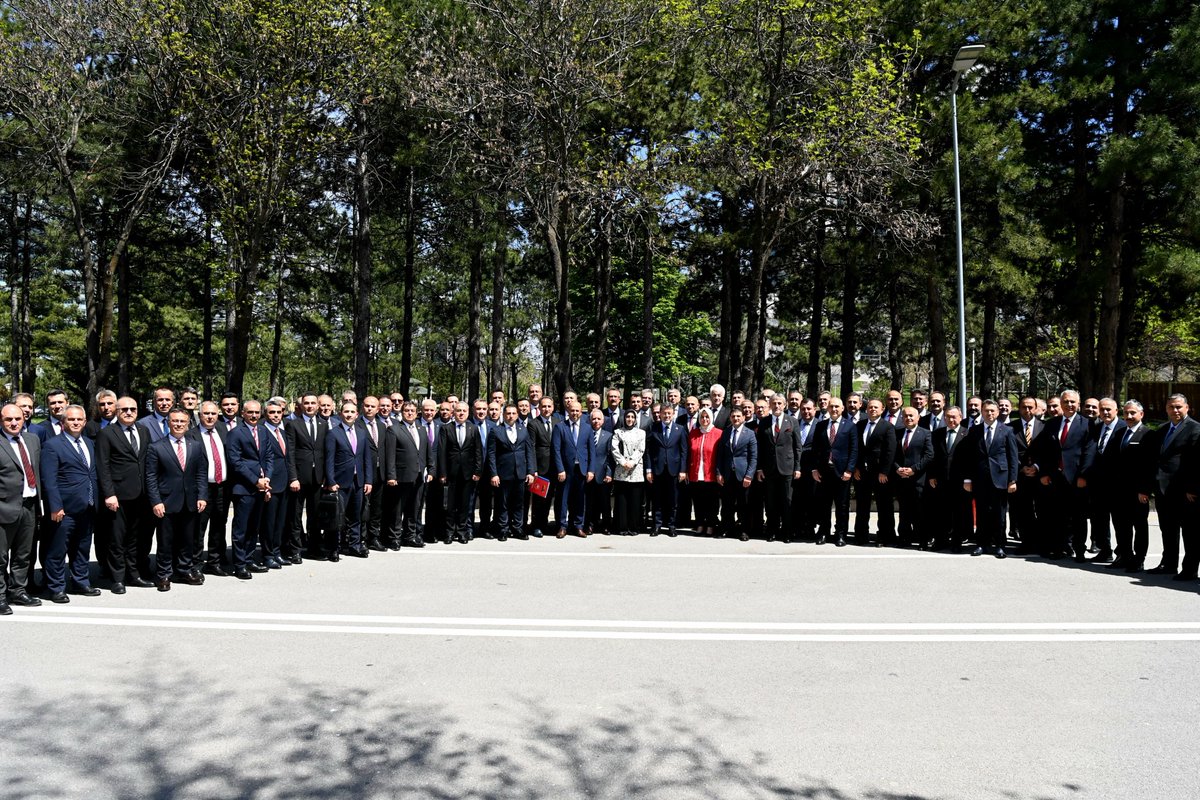 🌾 81 ilimizdeki Tarım ve Orman Müdürümüzle bir araya gelerek, Bakanlığımız faaliyetlerini, önümüzdeki dönem hedeflerimizi ve sektörümüzdeki gelişmeleri değerlendirdik.

🌱 Tarımsal üretimden güvenilir gıdaya kadar birçok alanda gösterdikleri özverili çalışmalar için il