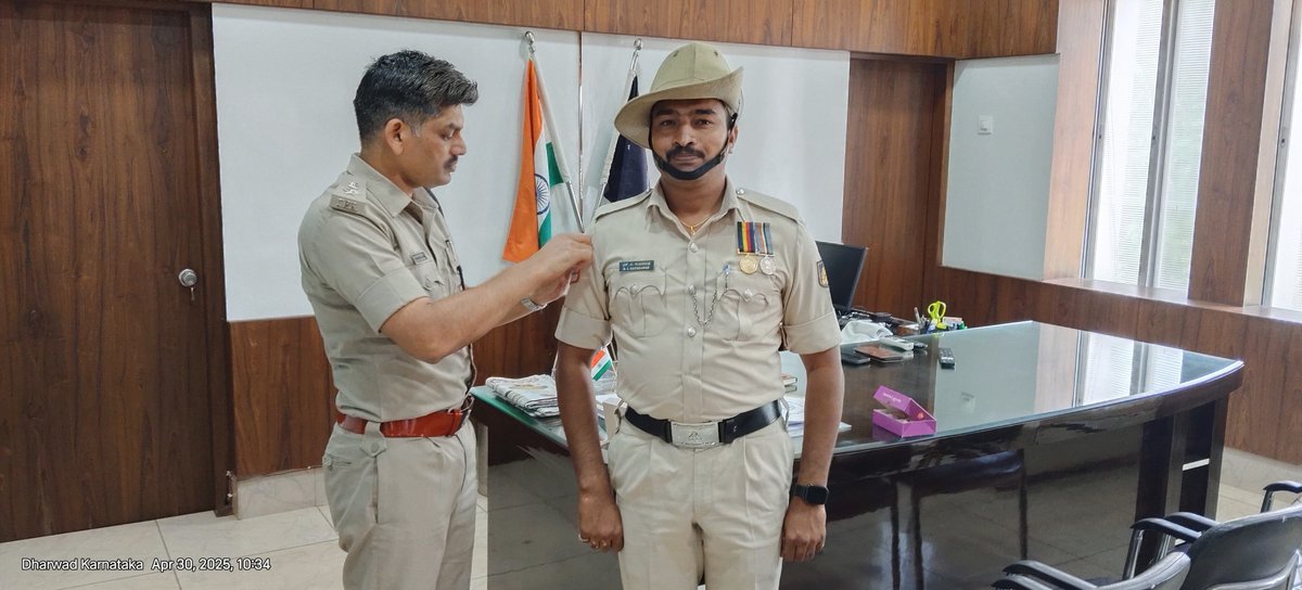 ಇಂದು ದಿನಾಂಕ. 30-04-2025 ರಂದು ಸಿಪಿಸಿ ಹುದ್ದೆಯಿಂದ ಸಿ.ಹೆಚ್.ಸಿ ಹುದ್ದೆಗೆ ಪದೋನ್ನತಿ ಹೊಂದಿದ ಸಿಬ್ಬಂದಿಯವರಿಗೆ ಮಾನ್ಯ ಪೊಲೀಸ್ ಅಧೀಕ್ಷಕರು, ಧಾರವಾಡ ರವರು ಪದೋನ್ನತಿ ನೀಡಿ ಶುಭಕೋರಿದರು.