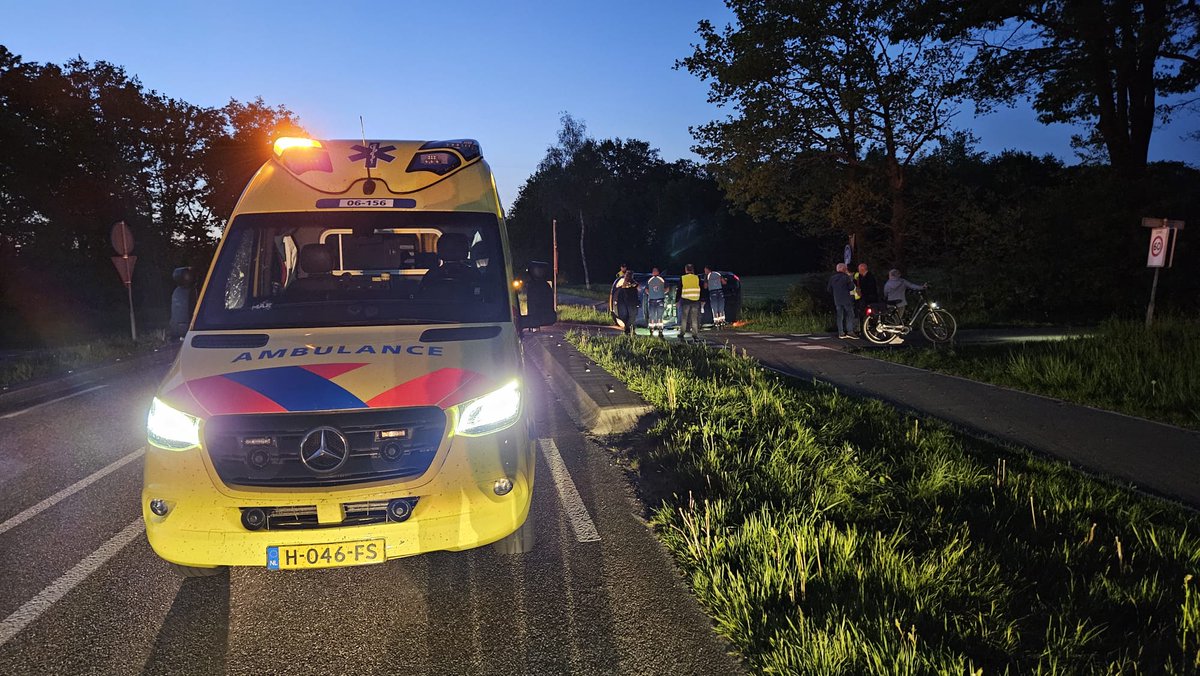 Auto belandt op zijkant na harde botsing