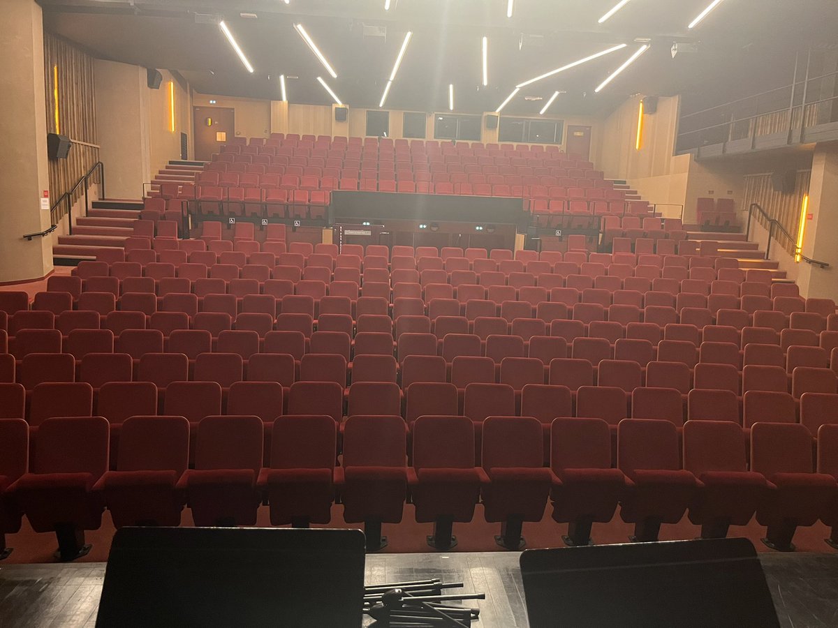 Première scène de ma vie en tant que chanteur hier, peut être que je suis sur le bon chemin finalement