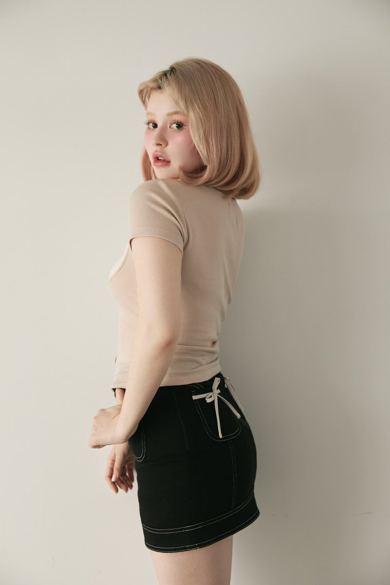 Back ribbon mini skirt color beige/black size s/m ¥9900-tax in