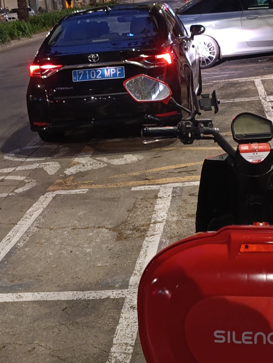 Bon dia, <a href="/AjuntamentVLC/">Ajuntament València</a> i <a href="/policialocalvlc/">PoliciaLocalValència</a>.  els Uber poden aparcar i parar envaint places d'aparcament per a motos sense cap conseqüència? Tenen bula?