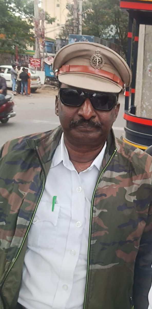 శ్రీ రామ కృష్ణ ASI గారికి హృదయపూర్వక ఉద్యోగ విరమణ శుభాకాంక్షలు...

రాష్ట్ర పోలీస్ వ్యవస్థలో పునాది అయినా కానిస్టేబుల్ గా చేరి, అంచెలంచెలుగా పదోన్నతులు పొందుతు, సుదీర్ఘకాలం సేవలను అందించి  నేడు వయస్సు రీత్యా మీ  విరామం పొందుతున్నారు. సర్వీస్ లో ఎంతో మందికి ఆదర్శంగా ఉండి, ఎన్నో