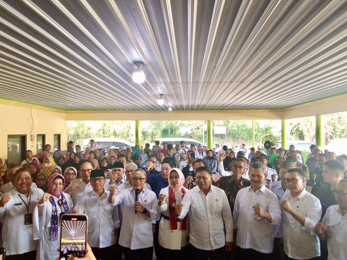 Menko Pangan/Ketua Satgas Kopdes Merah Putih Bang <a href="/ZUL_Hasan/">ZULkifli Hasan</a> bersama Mendes dan PDT <a href="/YandriSusanto27/">Yandri Susanto</a> memimpin Musdesus pendirian Kopdes Merah Putih

Dengan kerja luar biasa seperti ini, In syaa Allah 80.000 Kopdes/Kopkel Merah Putih segera terwujud 👍👍👍

<a href="/prabowo/">Prabowo Subianto</a> <a href="/KemensetnegRI/">Sekretariat Negara</a>