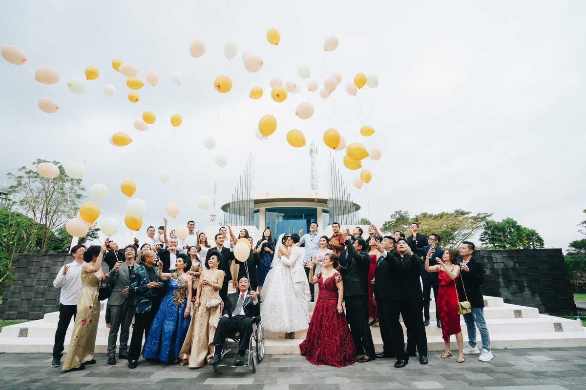 Kurang lebih 0.5 Bitcoin 🙃 belum akomodasi tamu undangan ya, kalo total semua ya 0.7 Btc kurleb. 

Kecil2an aja pesta kebun 500 orang, di pinggir kolam di Hotel Singhasari Batu. 🥰

Dimeriahkan NTT Voice, band kenangan dulu SD makan di stadion mereka ngamen disana ❤️