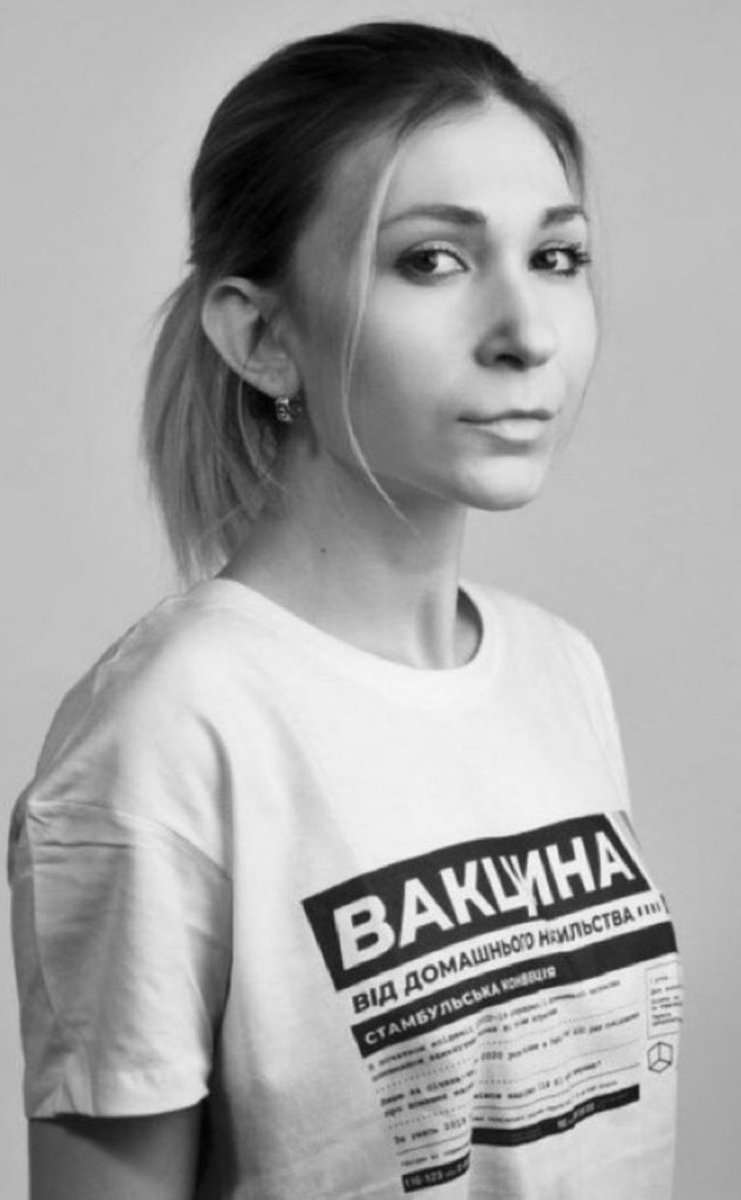 Ritrovato il corpo di 
Viktoria Roshchyna 27anni
la giornalista ucraina 🇺🇦 torturata, 
uccisa e restituita senza nome in un sacco bianco dai russi.

Lasciate un fiore per lei 🌺
