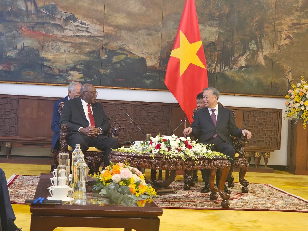 Acabamos de sostener un cordial encuentro con el Secretario General del Partido Comunista de Vietnam 🇻🇳, cro. To Lam, en el cual intercambiamos importantes aspectos relacionados con la estrecha relación de trabajo que existe entre ambos países hermanos.
<a href="/DiazCanelB/">Miguel Díaz-Canel Bermúdez</a> 
<a href="/BrunoRguezP/">Bruno Rodríguez P</a>