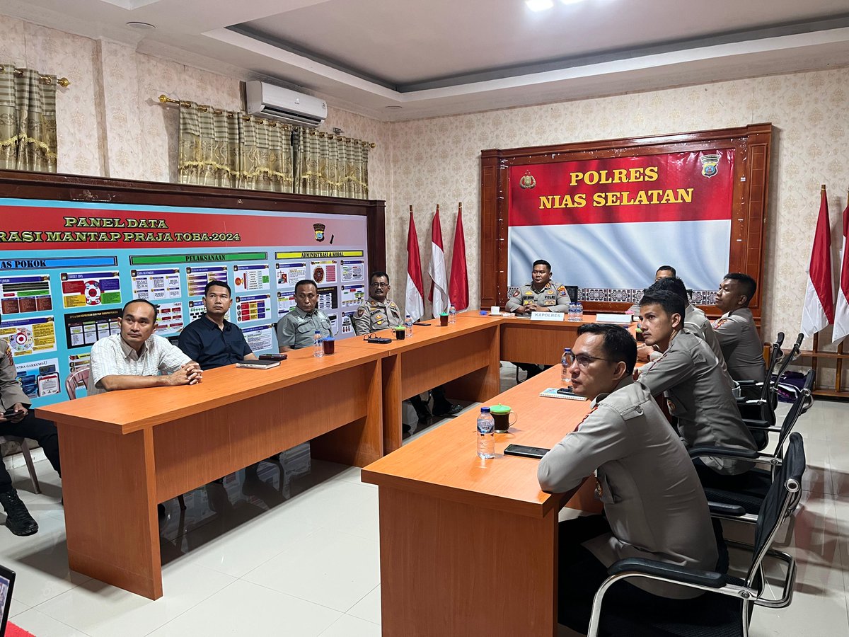 resniasselatan's tweet image. Kapolres Nias Selatan AKBP FERRY MULYANA SUNARYA, S.I.K, beserta PJU Polres Nias Selatan Mengikuti Zoom Pembukaan Rakernis Gabungan Divisi Polri 

#Polresniasselatanpresisi
#Poldasumutpresisi
#audiensi