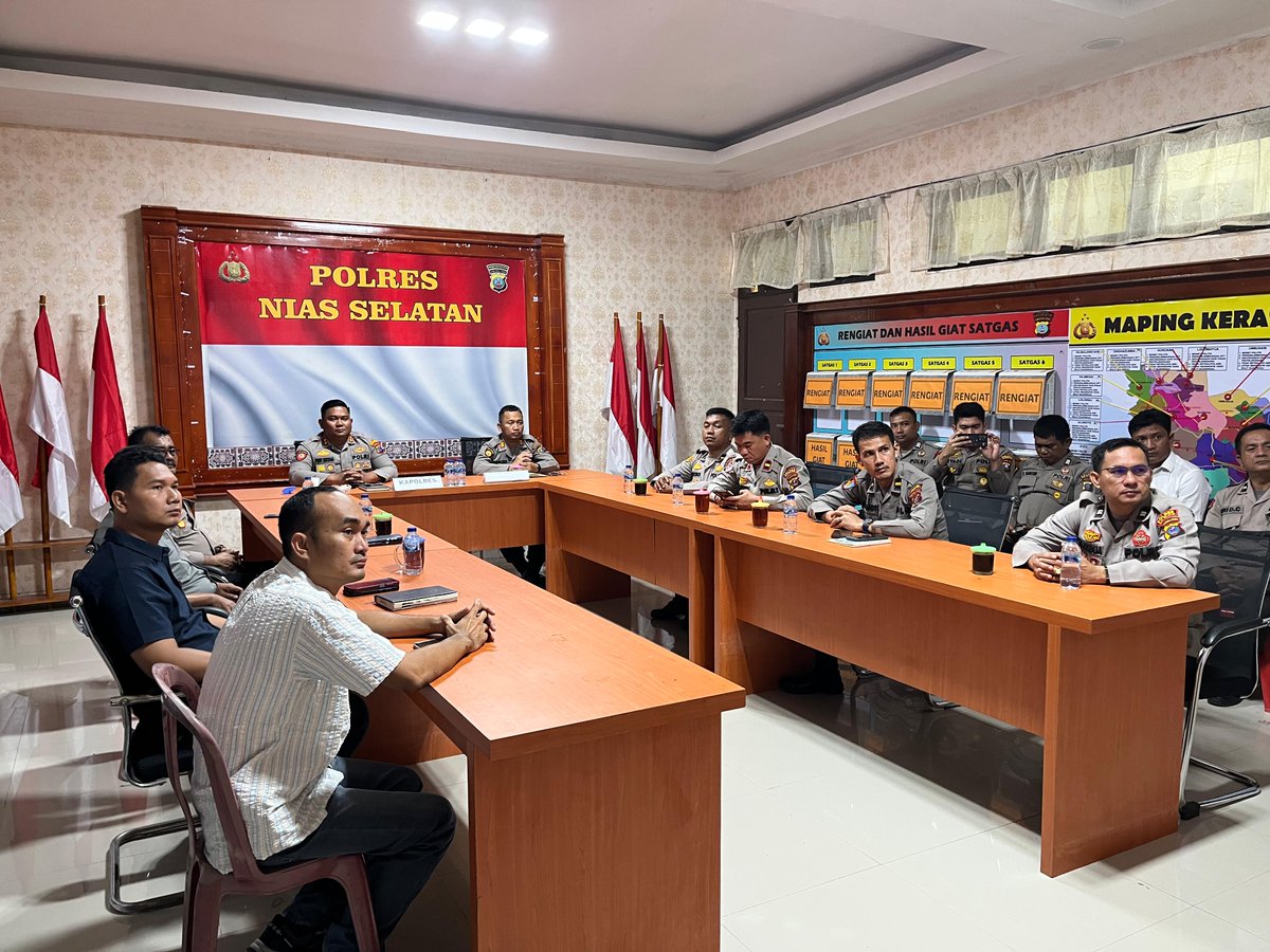 resniasselatan's tweet image. Kapolres Nias Selatan AKBP FERRY MULYANA SUNARYA, S.I.K, beserta PJU Polres Nias Selatan Mengikuti Zoom Pembukaan Rakernis Gabungan Divisi Polri 

#Polresniasselatanpresisi
#Poldasumutpresisi
#audiensi