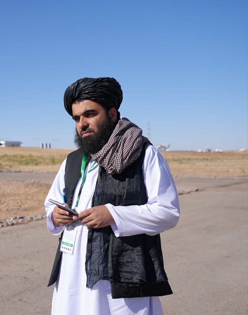 زین چمن با درد پیمایی قناعت‌کرده‌ایم
جام‌گل تسلیم یاران، ساغر ما لاله است
حضرت بیدل