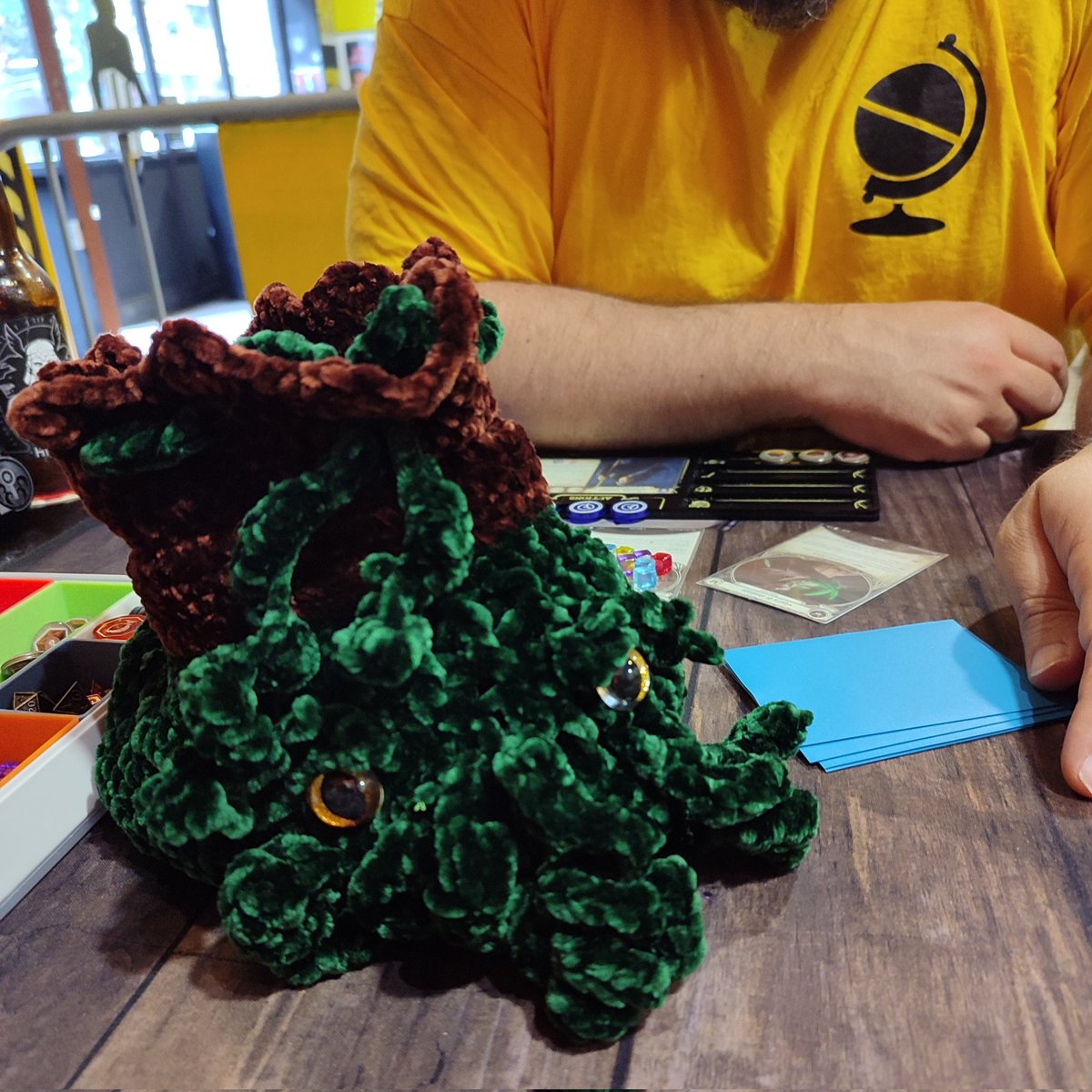 terretainnombra's tweet image. El apagón no llegó a R'Lyeh y todos los investigadores consiguieron regresar a salvo, pero no mentalmente sanos... al campamento con varios artefactos antiguos

Un ARKHAMARTES resiliente disfrutando del nuevo ciclo #ArkhamhorrorLCG en Valencia

@FFGames_ES
@Asmodee_es
@Gamegenic_