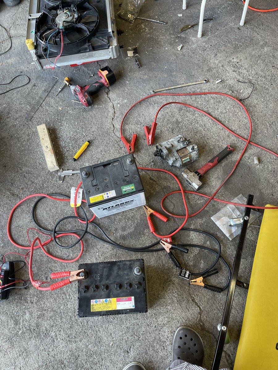 今日も元気に車遊び
最終章も間近！
だがしかし！
そんなに甘くは無かった！
エンジンかからないどころか、セルすら回らない！
持ってくる前は回ってたのにー！
配線追います
桜散るチェ