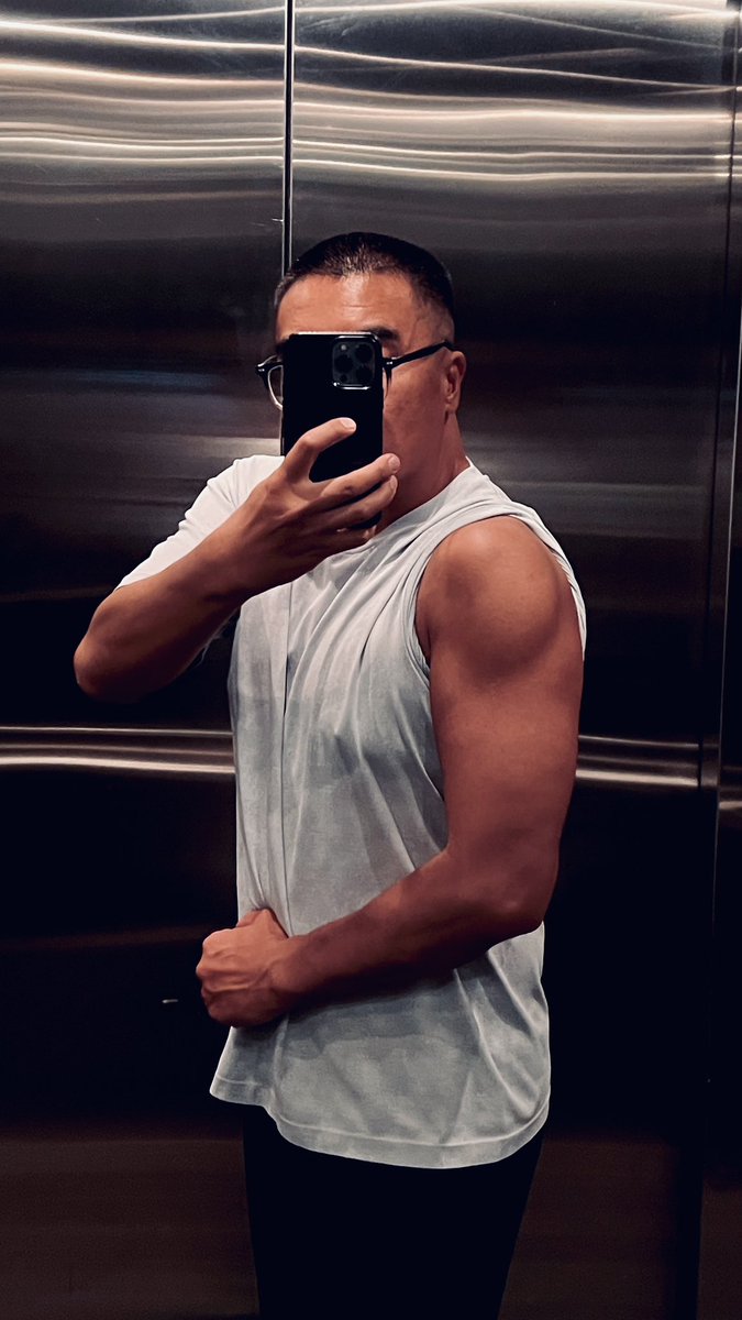 Billy90280847's tweet photo. 最近肩膀一直疼 去按摩 他们说这是50肩 得多运动 https://t.co/ON2amskfEn