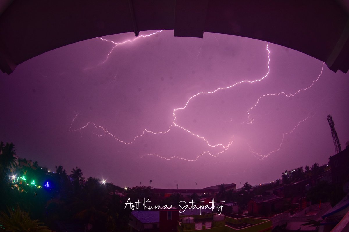 Asitkumar_AK's tweet photo. "Nature’s light show: Last night’s thunderstorm lit up the sky with electrifying beauty." #naturephotography #thunderstorm #skylovers #electricsky #naturelovers #weatherphotography #stormchasers #lightning #naturemagic #clouds #stormyweather #beautifuldestinations https://t.co/nuRA3y8BJ7