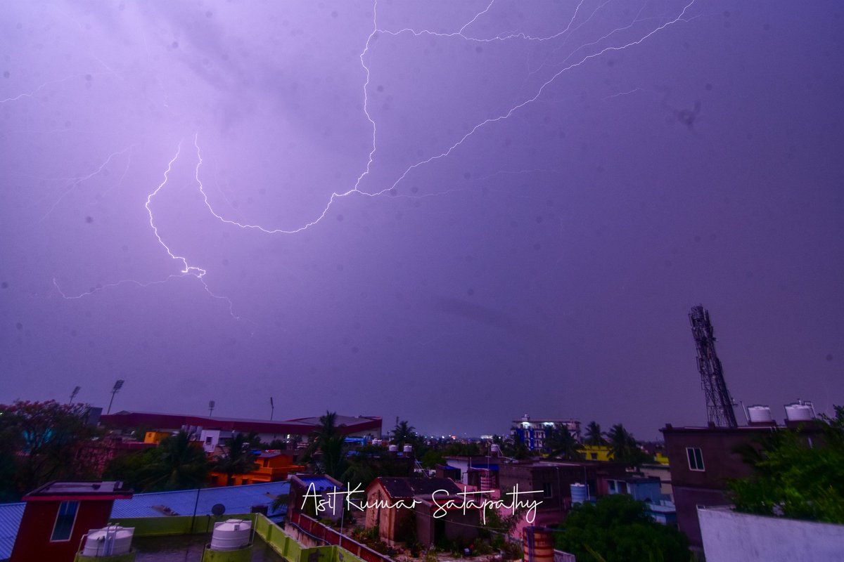 Asitkumar_AK's tweet photo. "Nature’s light show: Last night’s thunderstorm lit up the sky with electrifying beauty." #naturephotography #thunderstorm #skylovers #electricsky #naturelovers #weatherphotography #stormchasers #lightning #naturemagic #clouds #stormyweather #beautifuldestinations https://t.co/nuRA3y8BJ7