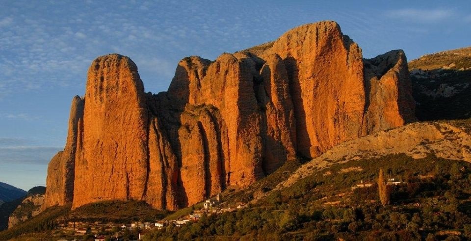 gozARTE's tweet photo. ¡¡¡Buenos días!!! Hoy con esta impresionante imagen de los mallos de #Riglos. ¡¡¡Disfrutad del miércoles todo lo que podáis!!! https://t.co/ULHL3Pb6tT