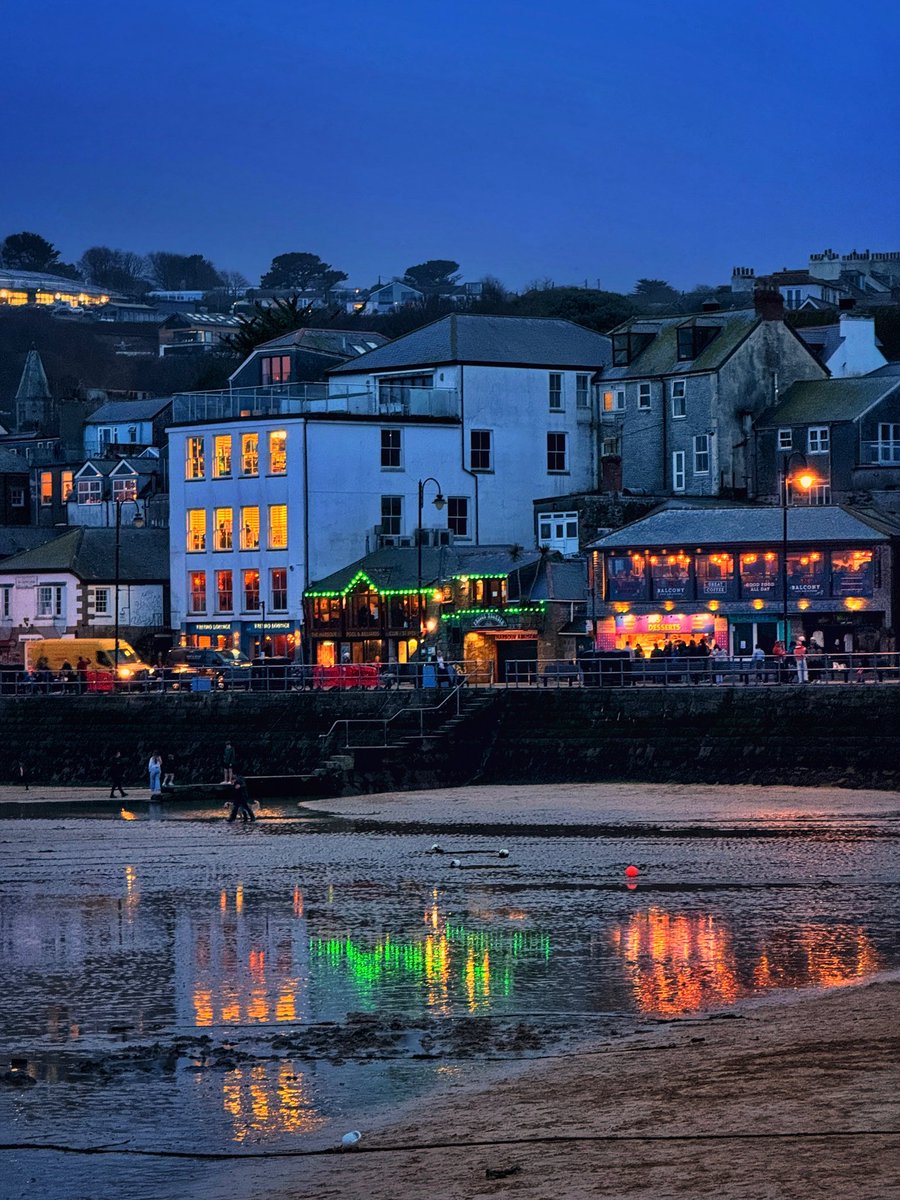 Harbour evening reflections.
#cornwall #kernow #lovecornwall #uk #explorecornwall #cornishcoast #sea #ocean #visitcornwall #greatbritain 
#capturingcornwall #stives #stivescornwall #harbour #beach #evening #reflection  #boat #lowtide #architecture #cottage  @beauty_cornwall