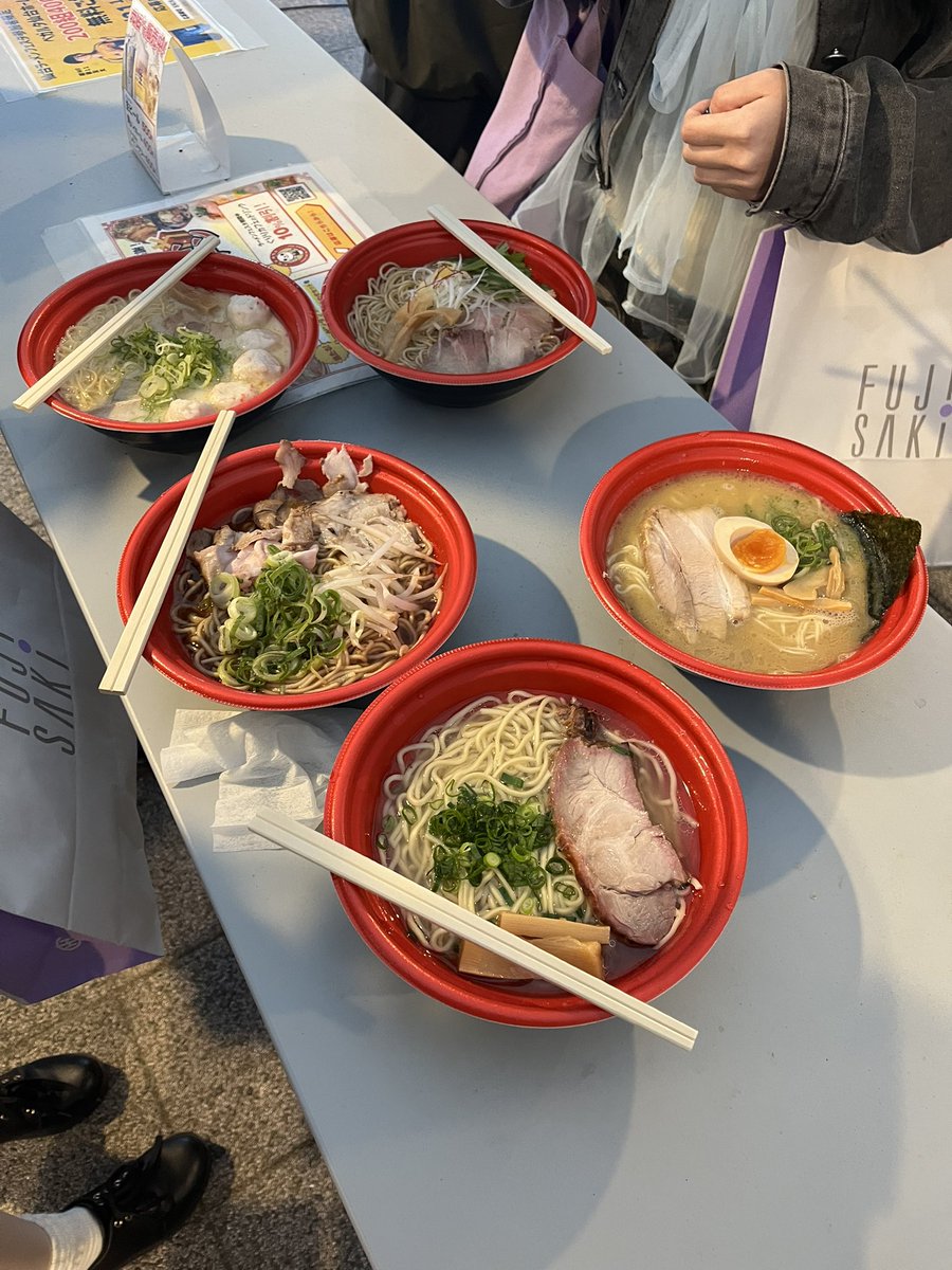 ProgramV2f81243's tweet image. そういえば、ラーメンフェスタに行ってきました!5人で10杯!全制覇してきました😊
#ラーメンフェスタ
#ラーメン
#大学生
