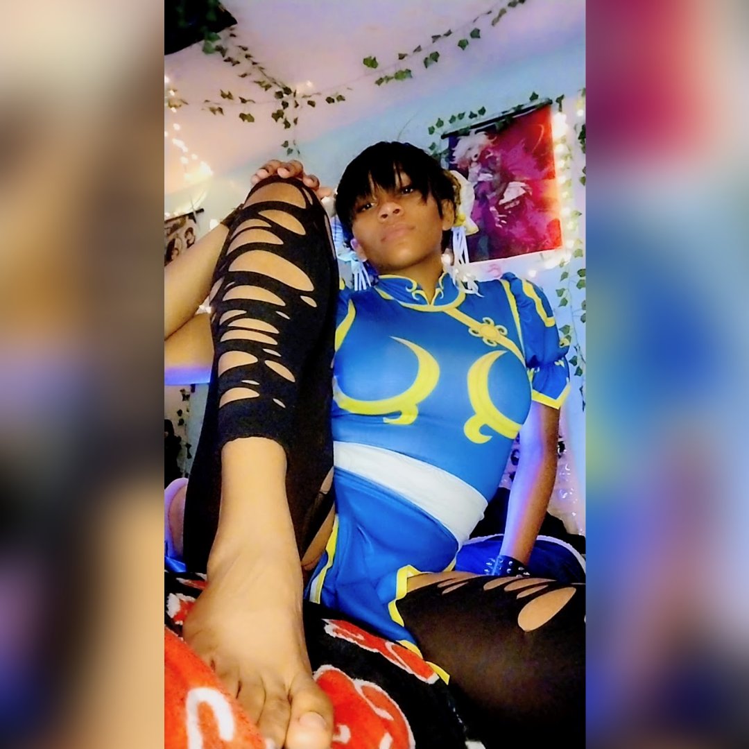 Two queens 11 shots one question who you picking heart 🩵 vs 💚 thunder thighs or tactical strikes vote chun li or Cammy below