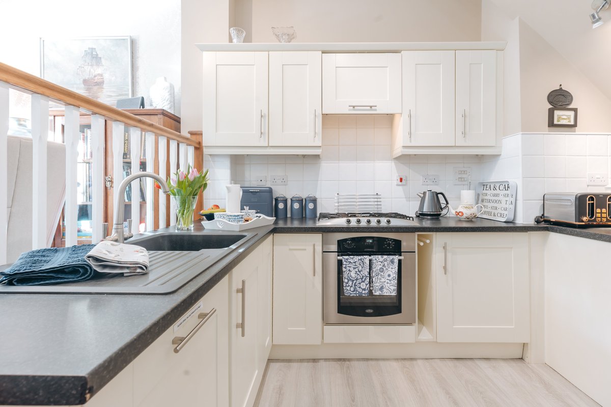 Whether you're a master chef or a foodie explorer our self-catering holiday home gives you the freedom to choose.
Cook in &amp; enjoy a relaxed meal with local ingredients or eat out &amp; discover the local restaurants, cafés, &amp; pubs just around the corner
#SelfCatering
#HolidayHome