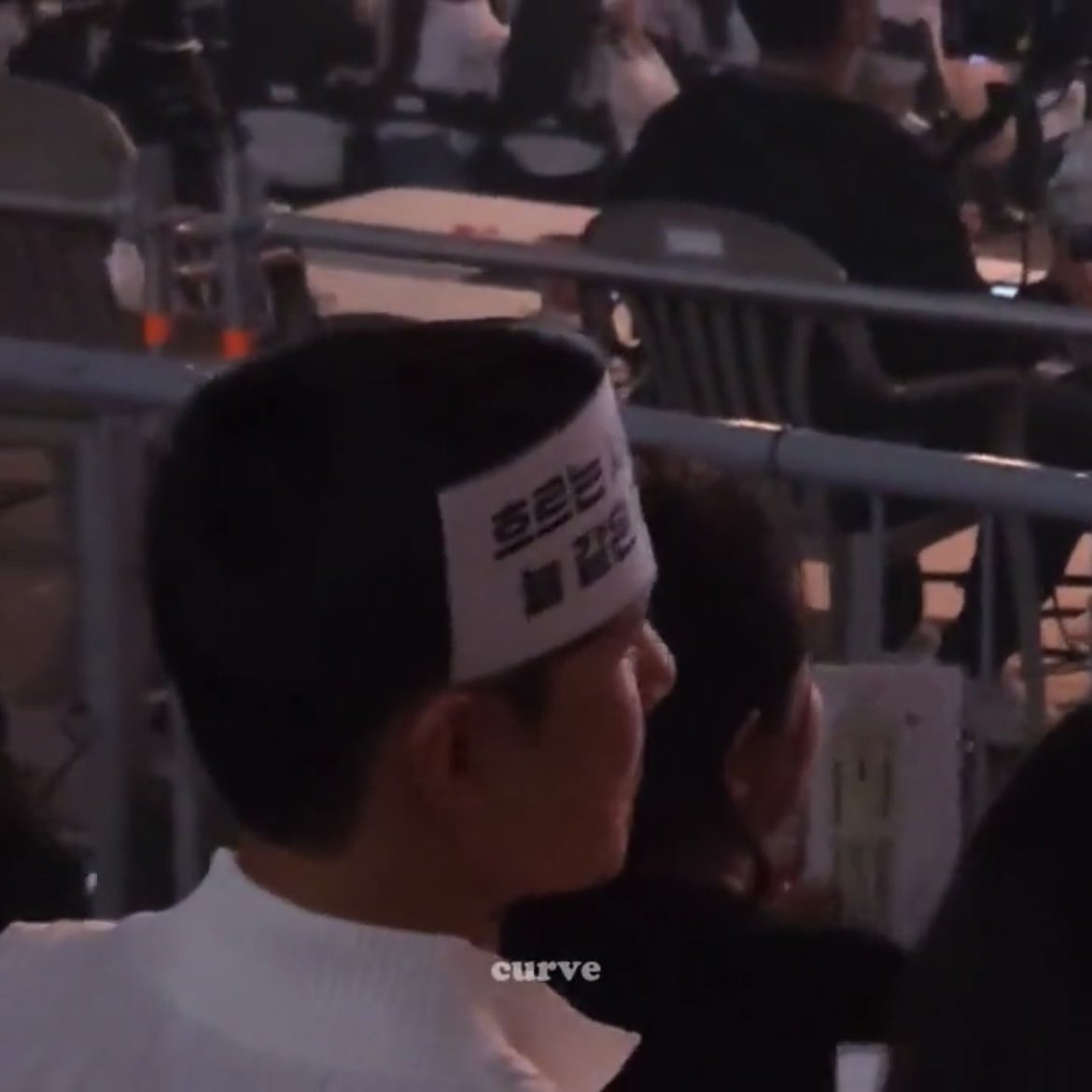 자꾸 머리에 어떤 것을 씀