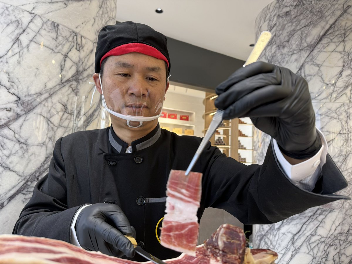 yangblablabla's tweet photo. Xuanwei, a county-level city in southwest China’s Yunnan Province, is renowned for its signature hams—a delicacy that has grown into a pillar industry. In 2024, the city produced 70,000 tons of ham, generating a total output value of approximately $1.58 billion. #xuanweiham https://t.co/n7G2DkR47q
