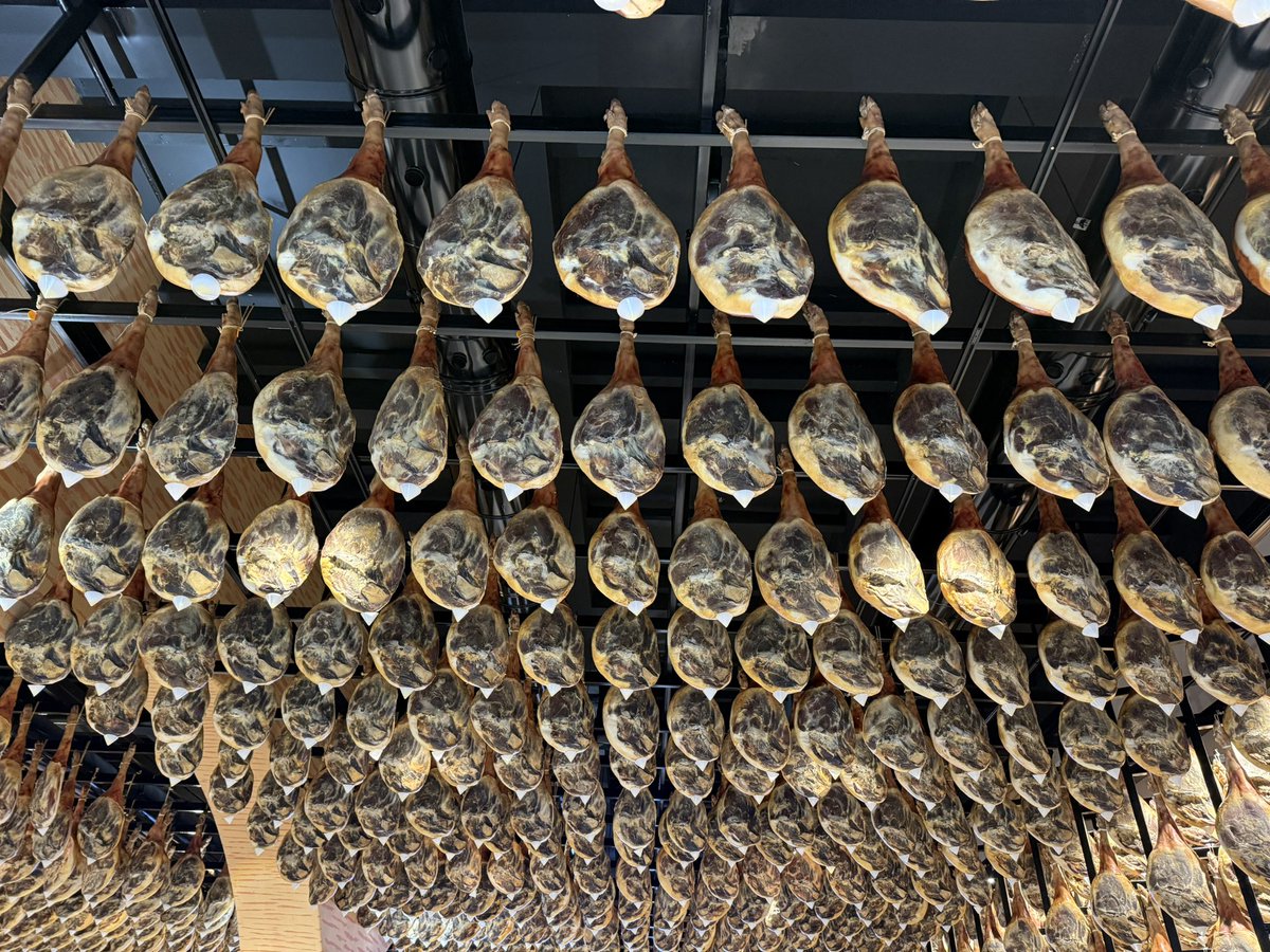 yangblablabla's tweet photo. Xuanwei, a county-level city in southwest China’s Yunnan Province, is renowned for its signature hams—a delicacy that has grown into a pillar industry. In 2024, the city produced 70,000 tons of ham, generating a total output value of approximately $1.58 billion. #xuanweiham https://t.co/n7G2DkR47q