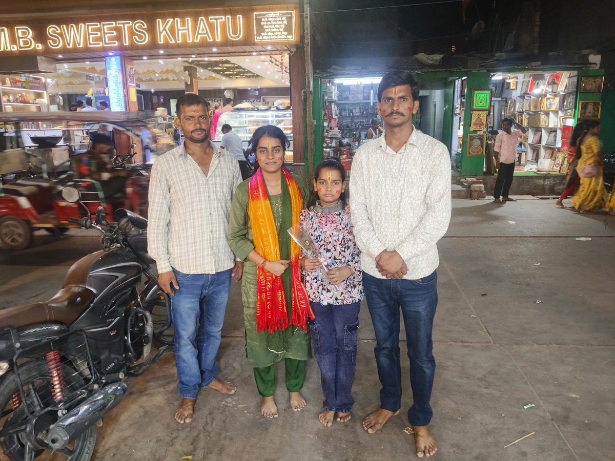 बहन डॉ कोमल गुर्जर (MBBS) के साथ IAS में चयन होने पर शीश के दानी खाटू श्याम जी के दरबार में आज सपरिवार उपस्थित रहे।🚩🚩🚩🚩🙏🙏🙏🙏