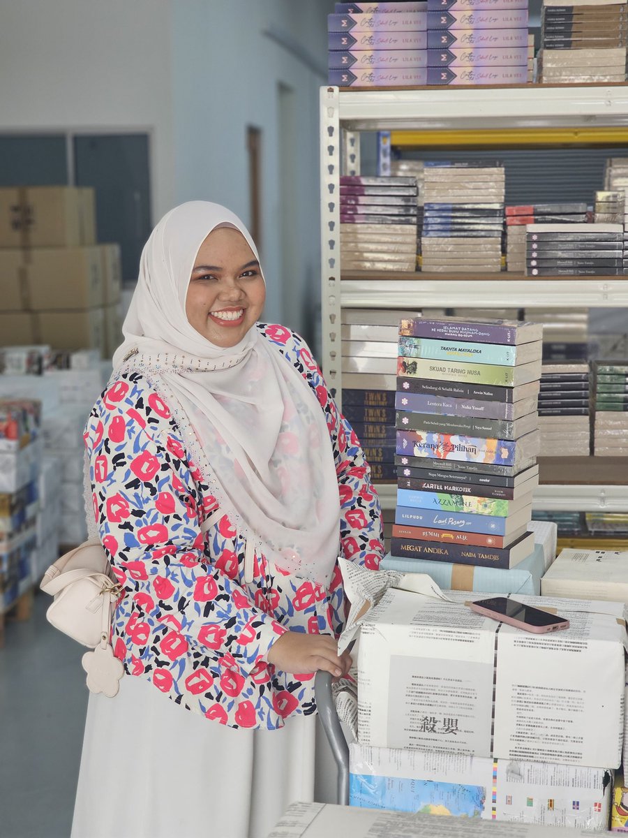 Mangosteeen | #ZonaFiksi (@mangosteeenbook) on Twitter photo Kak <a href="/itsSalimiSidek/">Salimi Sidek</a> is taking over Mangosteeen for #PBAKL2025.
Yayyy! Tak sabar Cik Manggis nak layan celoteh Kak Sal nanti.
Tinggi betul menara #ZonaFiksi dekat sebelah Kak Sal tu. Kak <a href="/itsSalimiSidek/">Salimi Sidek</a> is taking over Mangosteeen for #PBAKL2025.
Yayyy! Tak sabar Cik Manggis nak layan celoteh Kak Sal nanti.
Tinggi betul menara #ZonaFiksi dekat sebelah Kak Sal tu.