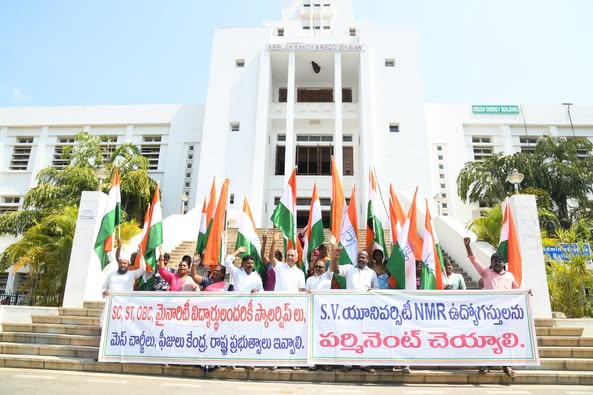 DrchintaMohan's tweet photo. తిరుపతి,
29-4-2025,
మంగళవారం
ఎస్ వి యూనివర్సిటీలో కేంద్ర మాజీ మంత్రి చింతామోహన్ ఆధ్వర్యంలో కాంగ్రెస్ శ్రేణులు ధర్నా
మీడియాతో చింతామోహన్ కామెంట్స్
#ChintaMohan #TirupatiProtest #SVUniversity #UniversityIssues #SCSTOBCRights #EducationForAll #NMRRegularization @INC_Andhra @INCIndia https://t.co/Vmo5lZSqNE