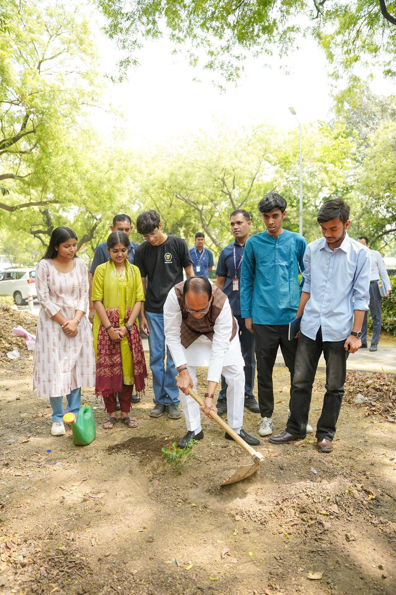 ChouhanShivraj's tweet photo. प्रतिदिन पौधरोपण के संकल्प के क्रम में आज नई दिल्ली में पौधा रोपा।

वृक्ष हमारे जीवन का आधार हैं, इनका संवर्धन व संरक्षण हमारा कर्तव्य है। आइये, हम सब पौधरोपण कर धरती की हरियाली बढ़ाएं और जीवन को समृद्ध करें। 

#OnePlantADay https://t.co/vh9XTDHLPS
