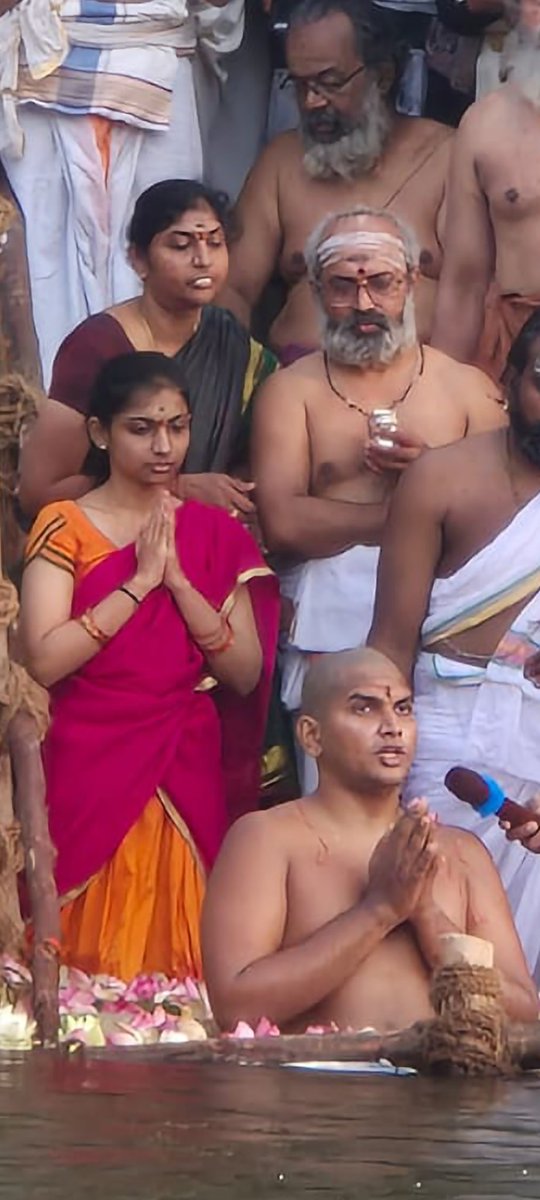 krithikasivasw's tweet photo. namaskarams to the parents and sister who have given up their own to the rest of the world to uphold dharma. 
🙏 🙏 https://t.co/BmftnJfCrL