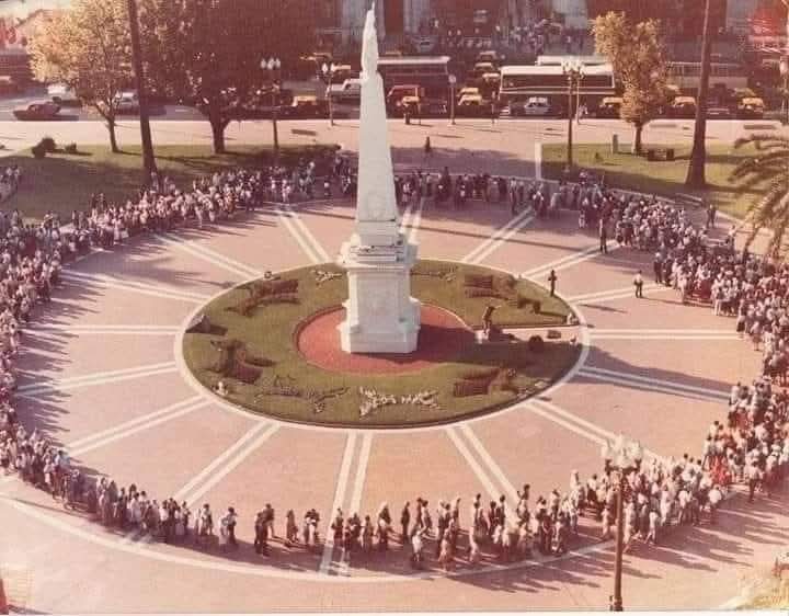 30 de abril de 1977
Primera ronda de las Madres de Plaza de Mayo.