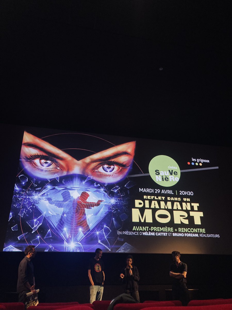 J’ai pu assister à l’AVP de Reflet dans un diamant mort hier à Liège et même si je n’ai pas tout compris c’est pour moi une véritable claque esthétique. Véritable œuvre à tiroirs, surréaliste et bourré de créativité, hommage à tout un pan du cinéma italien que j’aime. A voir 🔥🔥